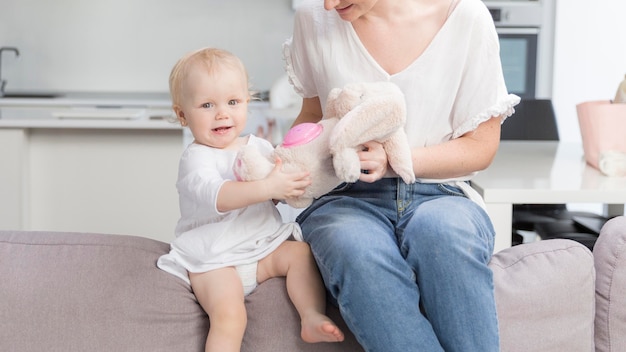 Neonata adorabile che gioca con la madre