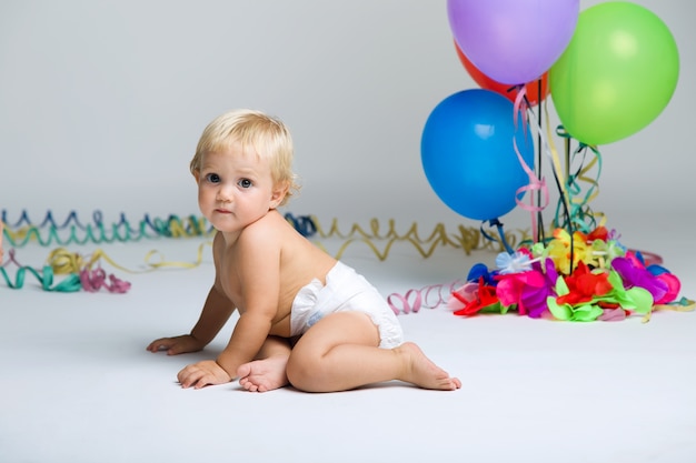 Neonata che festeggia il suo primo bithday con torta gourmet e ba