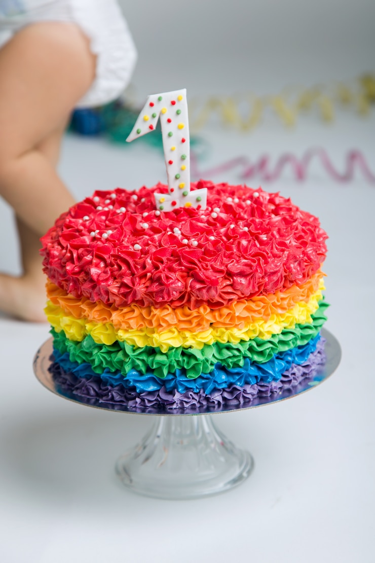 Foto gratuito neonata che festeggia il suo primo bithday con torta gourmet e ba