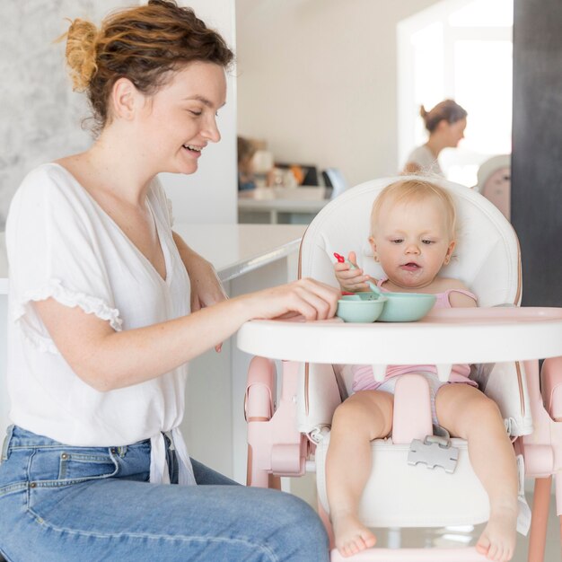 Neonata d'alimentazione della bella madre