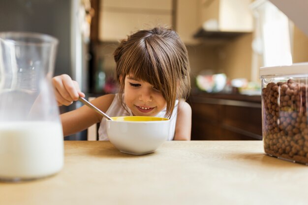 Neonata del primo piano che mangia prima colazione