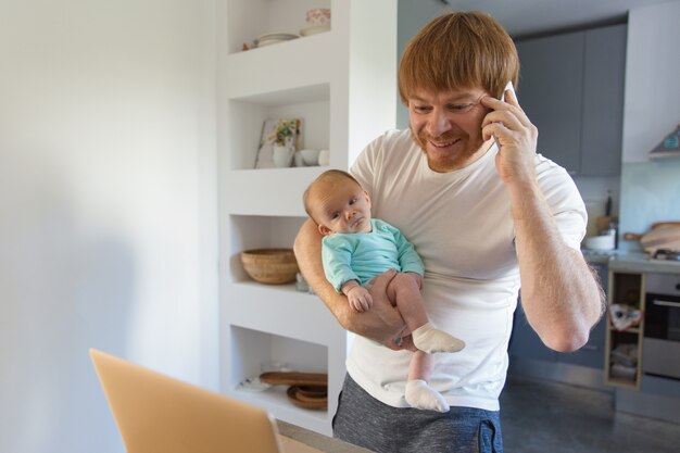 Neonata positiva della tenuta del nuovo padre