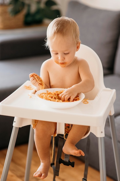 Neonato che gioca con la pasta