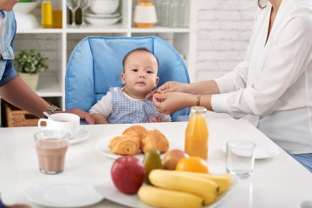 Neonato che unisce la cena della famiglia