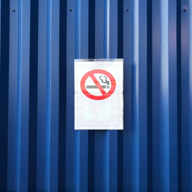 Nessun segno di fumare su una parete blu