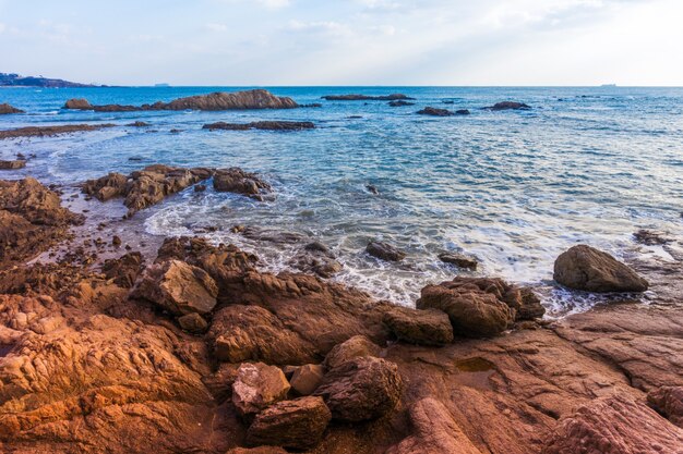 Nessuno bello il mare pietra rilassante nuvole