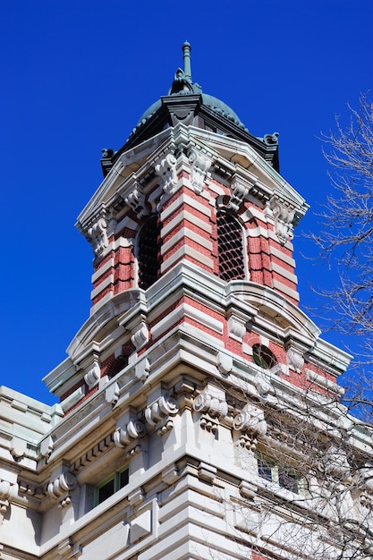 New York City Ellis Island Great Hall con cielo blu chiaro