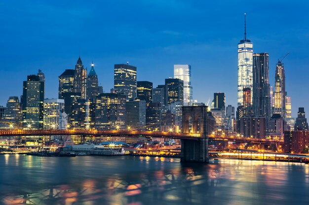 New York City Midtown Manhattan al tramonto con il ponte di Brooklyn. STATI UNITI D'AMERICA.