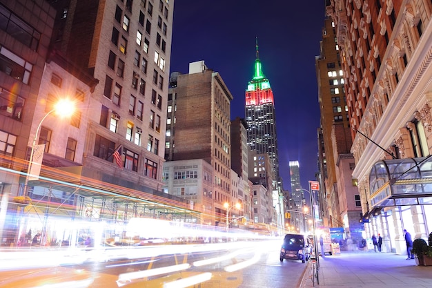 NEW YORK CITY, NY - 30 DICEMBRE: Empire State Building e via il 30 dicembre 2011 a New York City. È un punto di riferimento di 102 piani ed è stato l'edificio più alto del mondo per più di 40 anni.