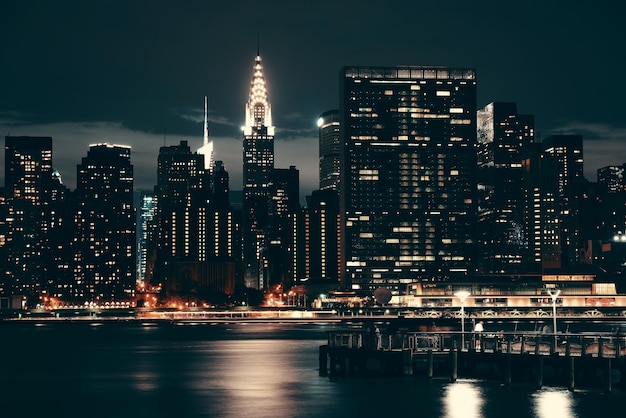 NEW YORK CITY, NY, USA - 12 LUGLIO: Chrysler Building di notte il 12 luglio 2014 a Manhattan, New York City. È stato progettato da William Van Alena come architettura Art Deco e il famoso punto di riferimento.