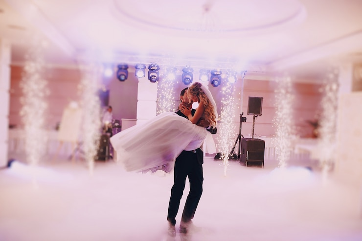Foto gratuito newlyweds che baciano appassionatamente, mentre la danza