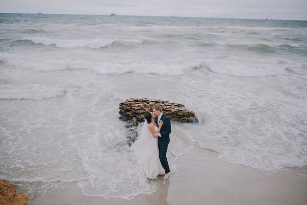 Newlyweds che baciano sulla spiaggia