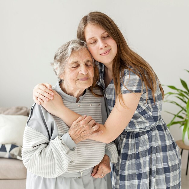 Nipote che abbraccia nonna con amore