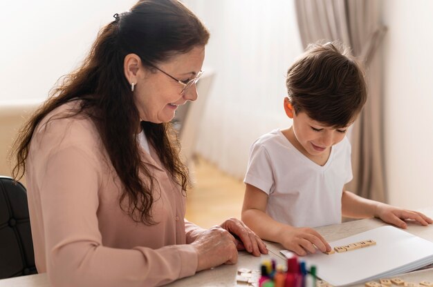 Nipote che fa i compiti con la nonna