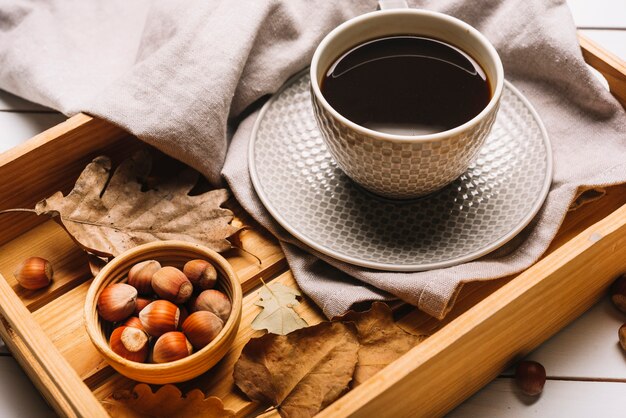 Nocciole e caffè per la colazione d&#39;autunno