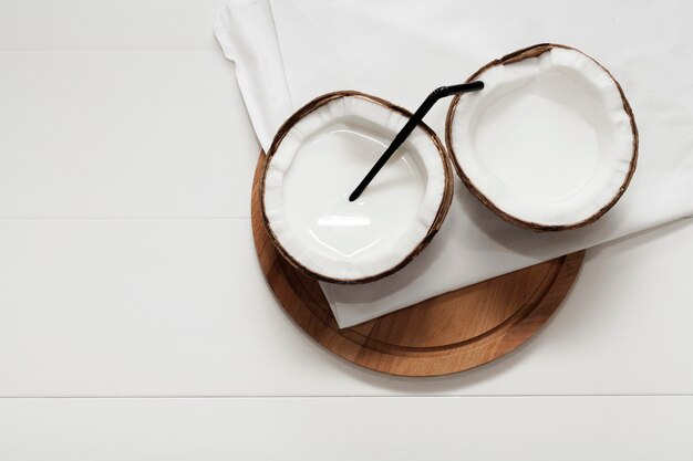 Noce di cocco divisa in due sul tovagliolo bianco