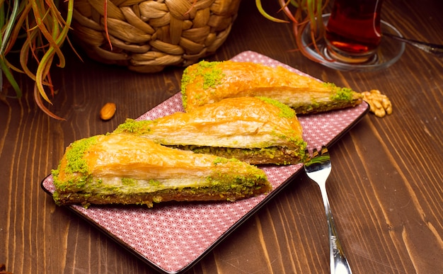 Noce, presentazione e servizio di baklava antep stile turco al pistacchio