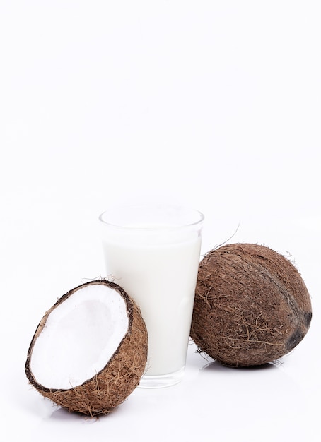 Noci di cocco e latte di cocco freschi