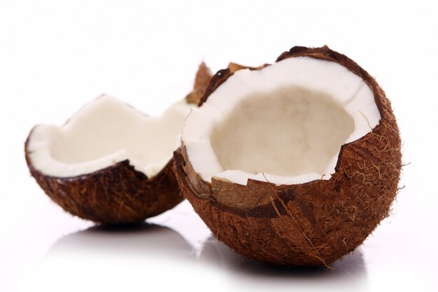 Noci di cocco fresche su superficie bianca