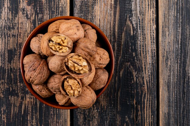 Noci di vista superiore in ciotola sull'orizzontale di legno