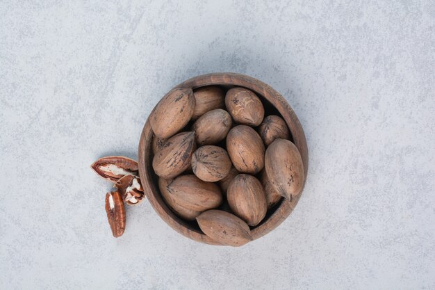 Noci e noccioli di noce nella ciotola di legno