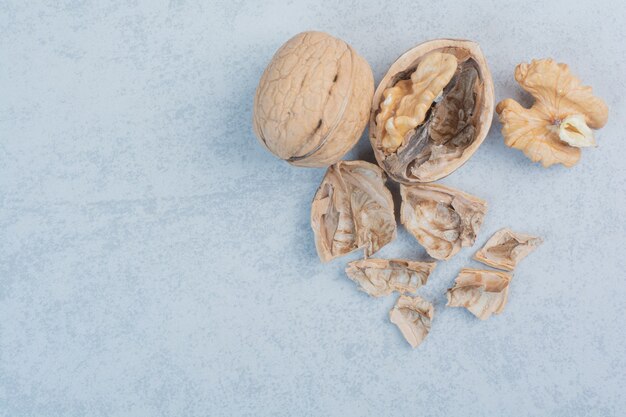 Noci e noccioli di noce su sfondo blu. Foto di alta qualità