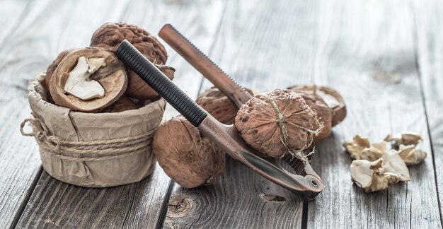 Noci e schiaccianoci sulla tavola di legno