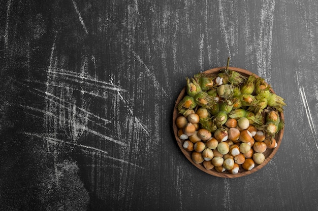 Noci in guscio con foglie verdi al centro