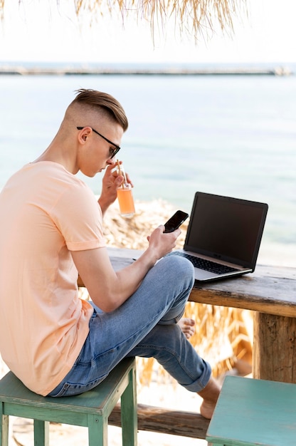 Nomade digitale in riva al mare