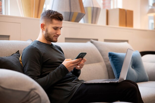 Nomade digitali che lavorano in remoto al loro progetto