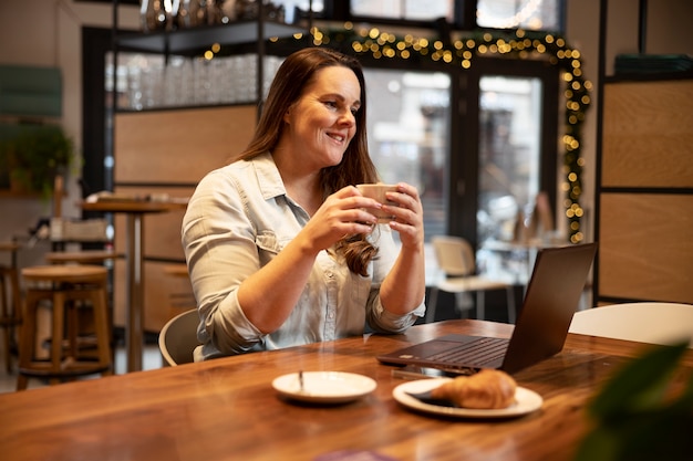 Nomade digitali che lavorano in remoto al loro progetto