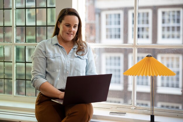 Nomade digitali che lavorano in remoto al loro progetto