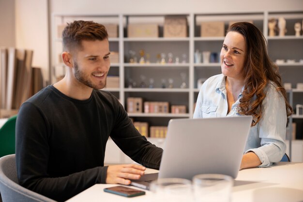 Nomadi digitali che lavorano a distanza al loro progetto