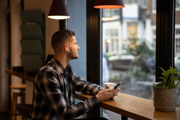 Nomadi digitali che lavorano a distanza al loro progetto