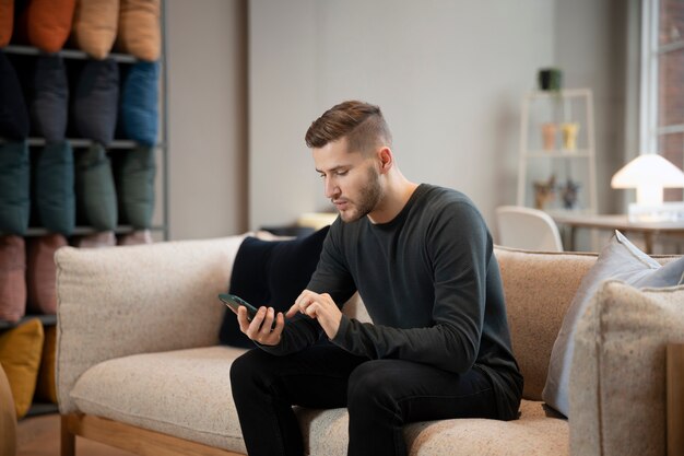 Nomadi digitali che lavorano a distanza al loro progetto