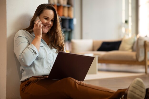 Nomadi digitali che lavorano a distanza al loro progetto