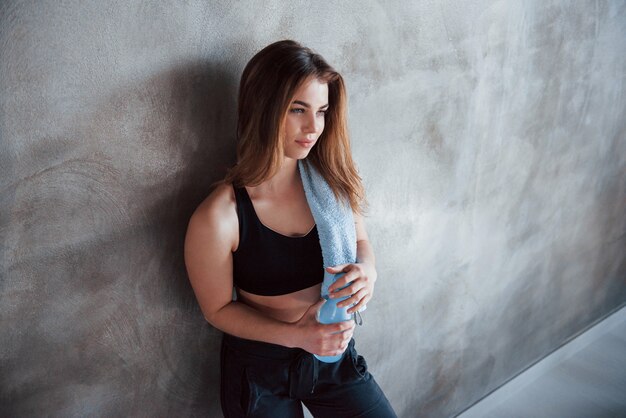 Non è stato così facile. Foto della splendida donna bionda in palestra durante il fine settimana