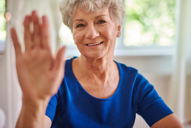 Nonna allegra a casa sua