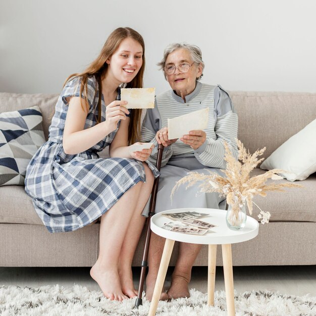 Nonna che controlla le vecchie immagini con la nipote