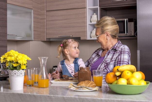 Nonna che gioca con sua nipote in cucina