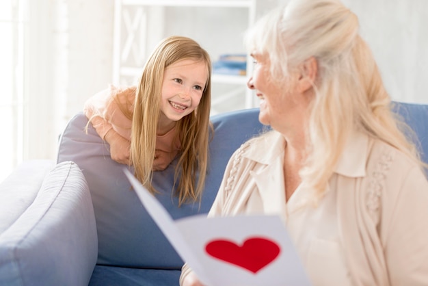 Nonna con carta da ragazza