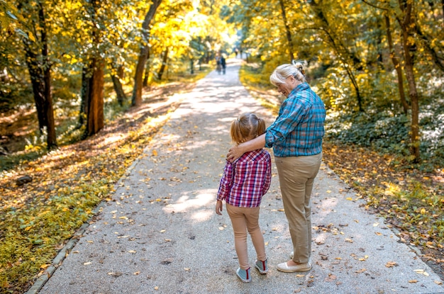 Nonna con il nipotino nel parco