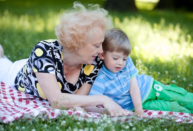 Nonna con suo nipote nel parco