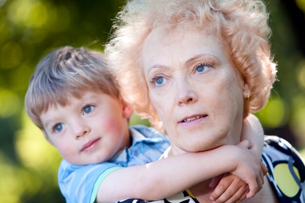 Nonna con suo nipote nel parco