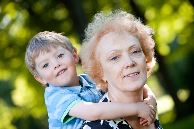 Nonna con suo nipote nel parco