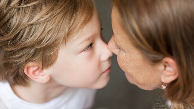 Nonna del primo piano e bambino che toccano i nasi