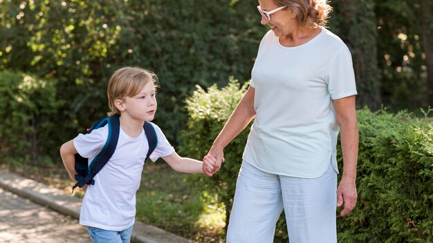 Nonna e bambino nel parco