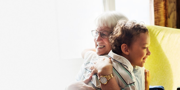 Nonna e nipote che abbracciano dopo lo spazio di progettazione di allontanamento sociale