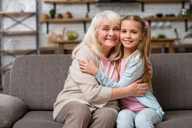 Nonna e nipote che abbracciano vista frontale