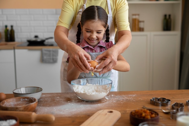 Nonna e nipote che cucinano insieme